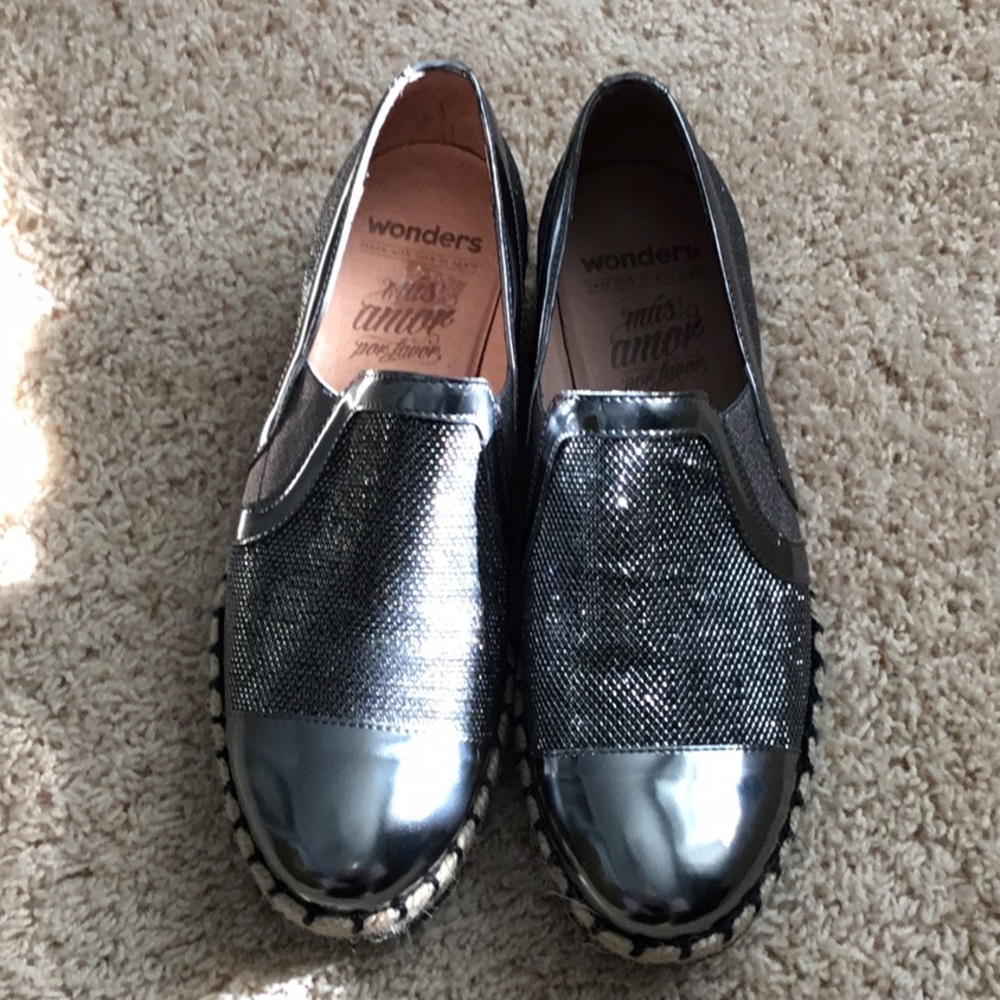 Wonder brand size 39 in pewter metallic leather